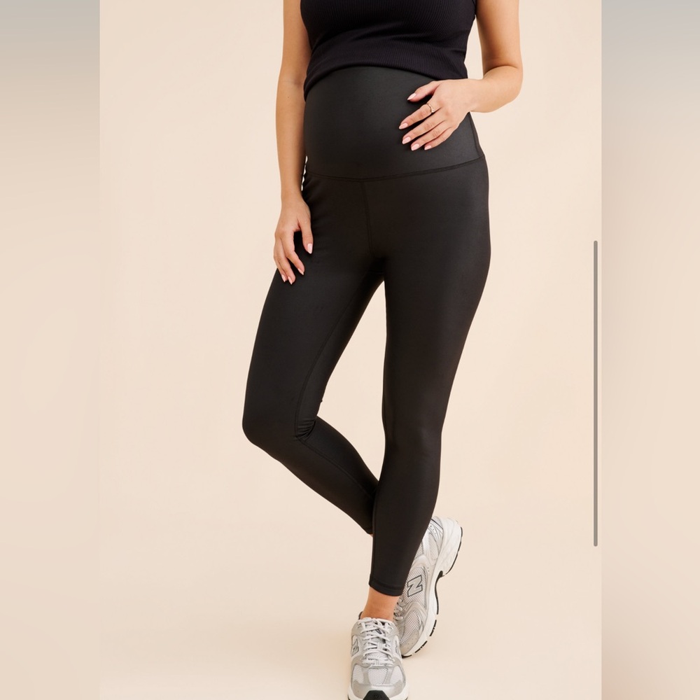 Ingrid & Isabel gloss maternity leggings